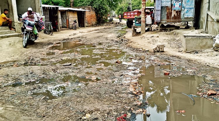 महुआ पुरानी बाजार में सड़कों पर बह रहा नाले का गंदा पानी, लोगों को आने जाने में हो रही परेशानी