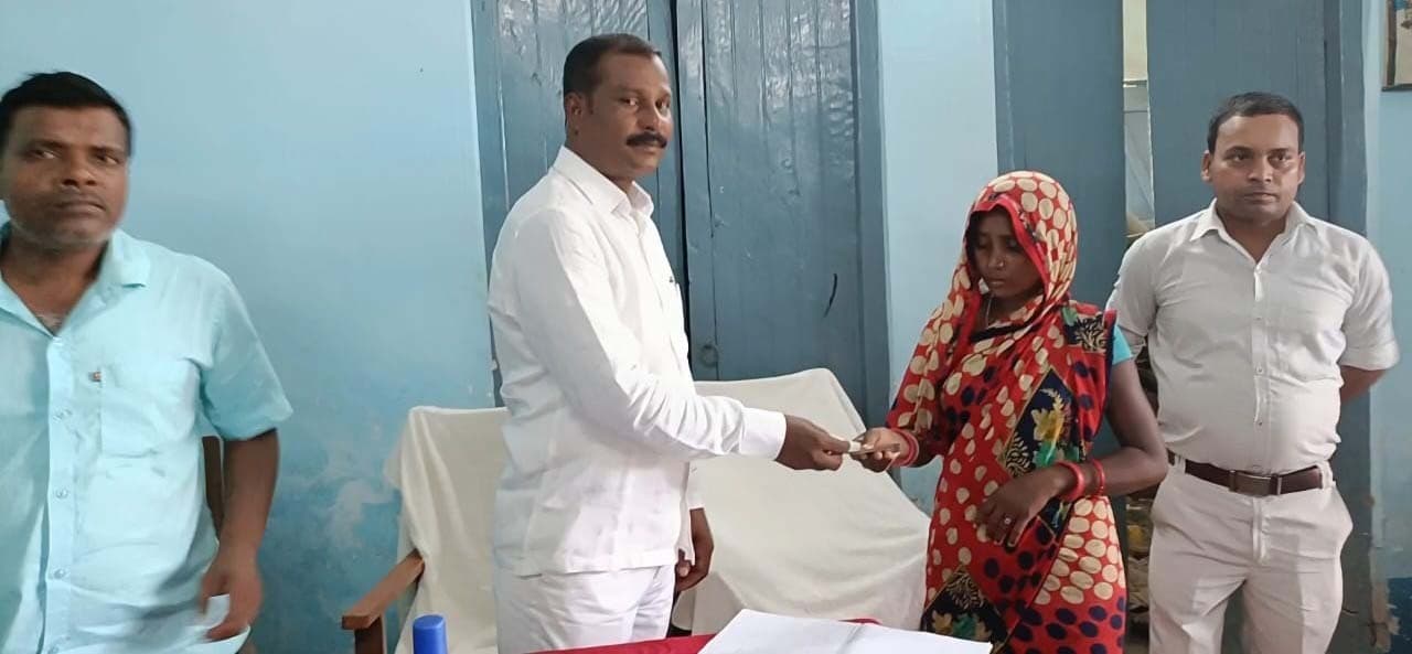 कबीर अंत्येष्टि योजना के तीन लाभुकों को दी राशि