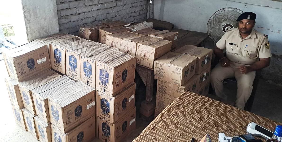 88 कार्टून विदेशी शराब बरामद, तीन लग्जरी वाहन जब्त, चालक फरार