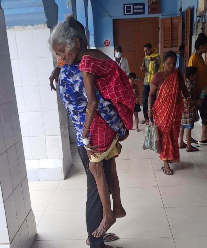 बदहाल व्यवस्था : बीमार बुढ़ी मां को गोद में लेकर टहलता रहा पुत्र, नहीं मिला बेड तो फर्श पर लिटाया