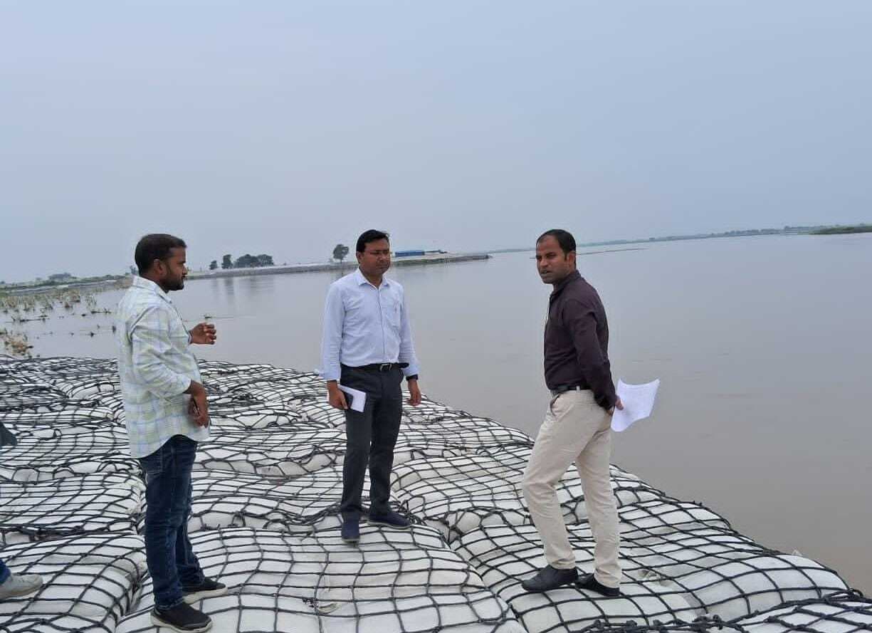 बाढ़ पूर्व तैयारी को ले एसडीएम ने पूर्वी कोसी तटबंध व स्पर का किया निरीक्षण, दिये कई निर्देश