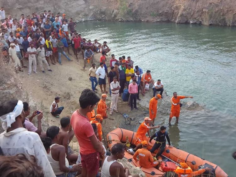 36 घंटे बीत जाने के बाद भी पत्थर खदान में डूबे श्यामा पहाड़िया का नहीं मिला शव