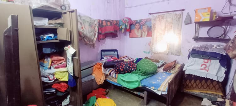 सिंदरी के दो बंद आवासों से लाखों की चोरी