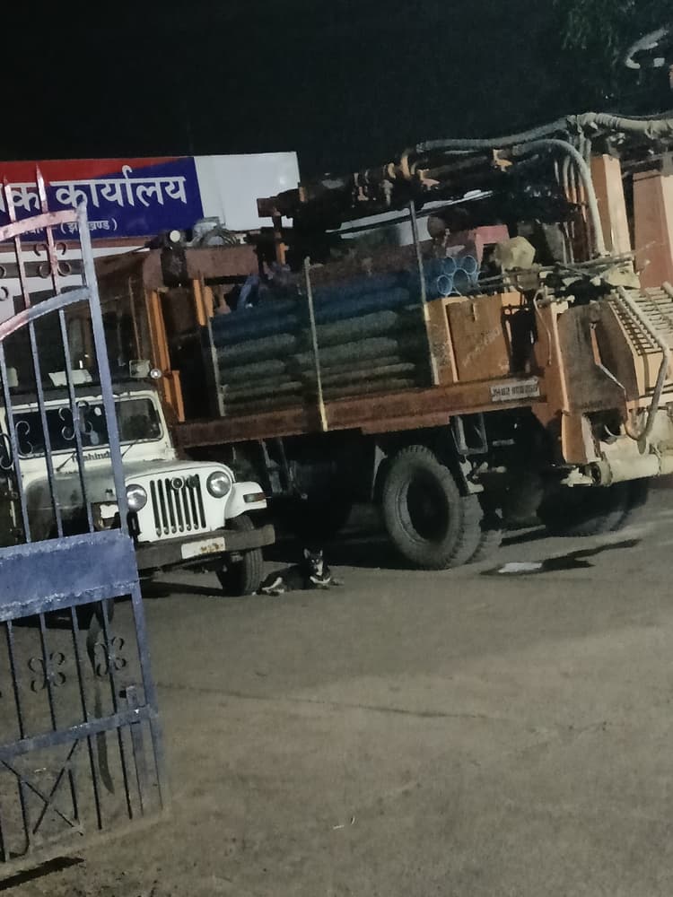 झापा प्रत्याशी के घर मिला चोरी का सामान