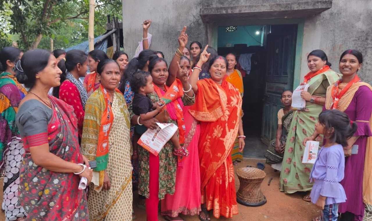 बासुकिनाथ में जनसंपर्क कर भाजपा प्रत्याशी के पक्ष में वोट मांगे