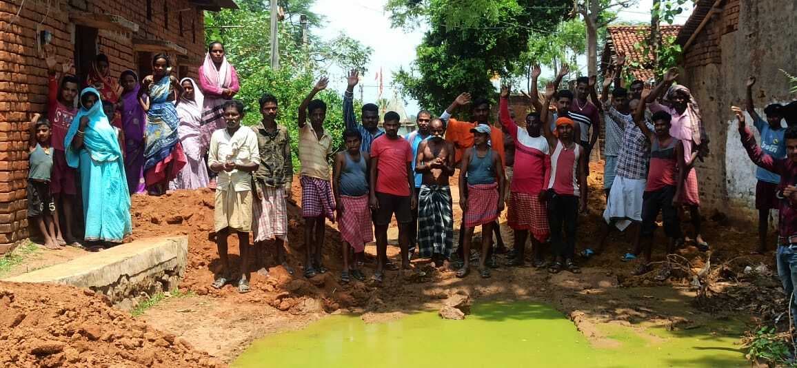 हरिणमारा के ग्रामीणों में आक्रोश, सड़क, नाली व शुद्ध पेयजल के लिए जताया विरोध