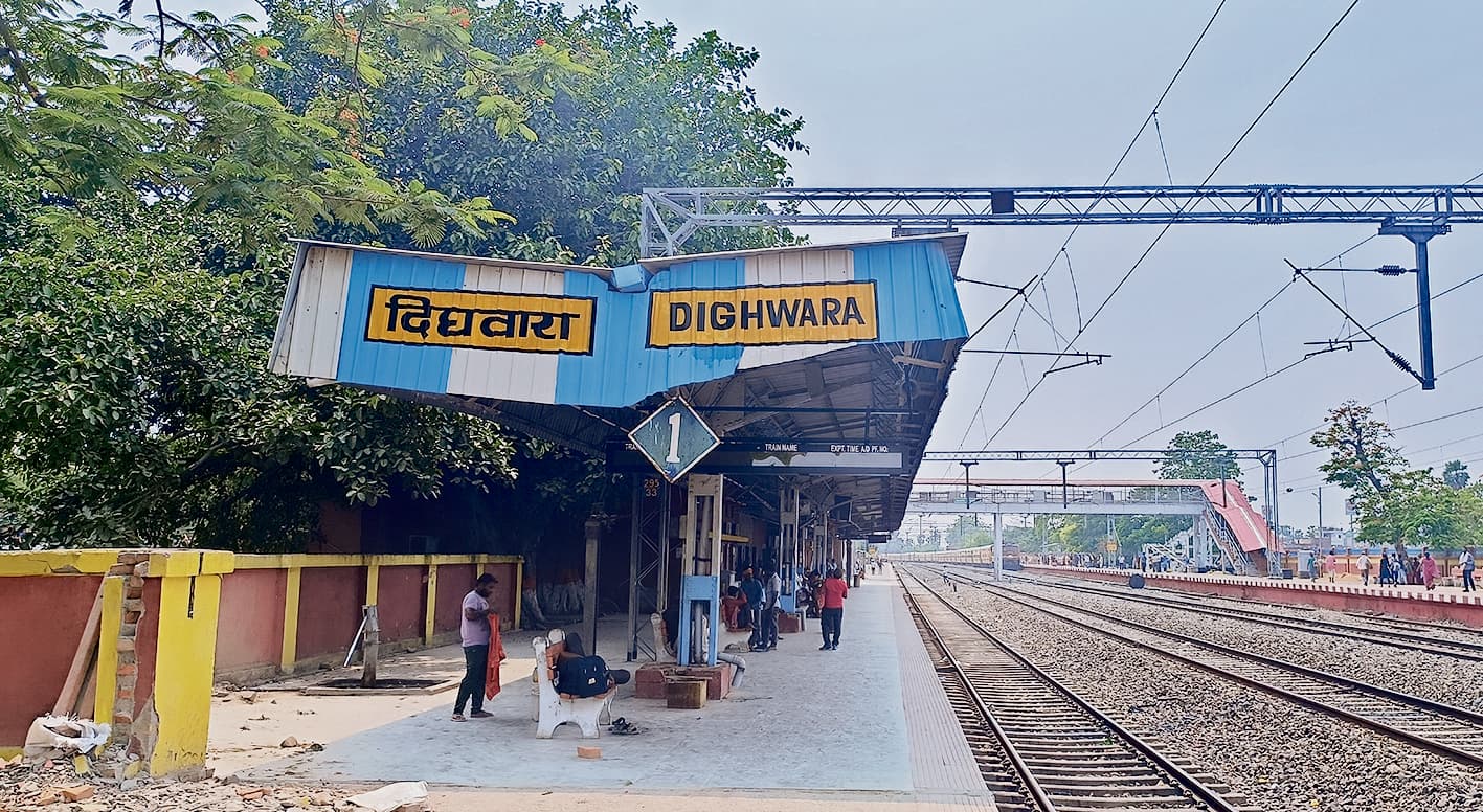 ऊंचा हो रहा प्लेटफॉर्म, बढ़ेगी चौड़ाई दिव्यांगों के लिए बन रहा फुट ओवरब्रिज