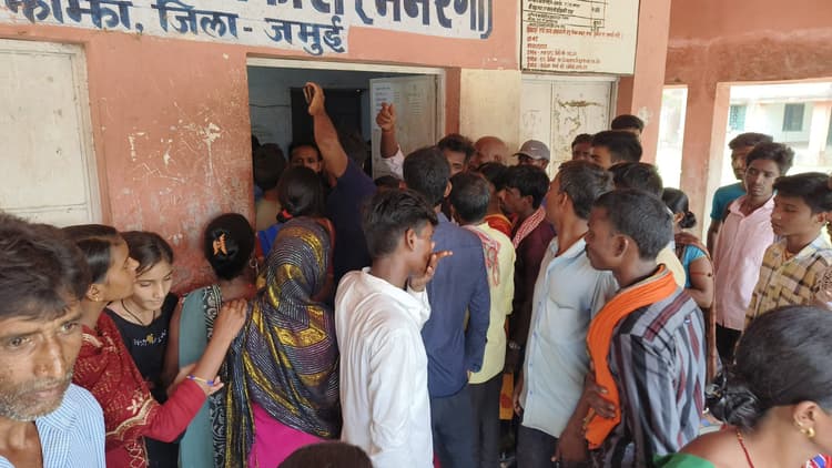 आधार कार्ड में सुधार के नाम पर उगाही करने का आरोप