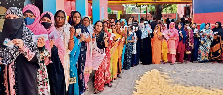 10 लाख वोटरों ने मताधिकार का प्रयोग कर पांच उम्मीदवारों के भाग्य इवीएम में किये कैद