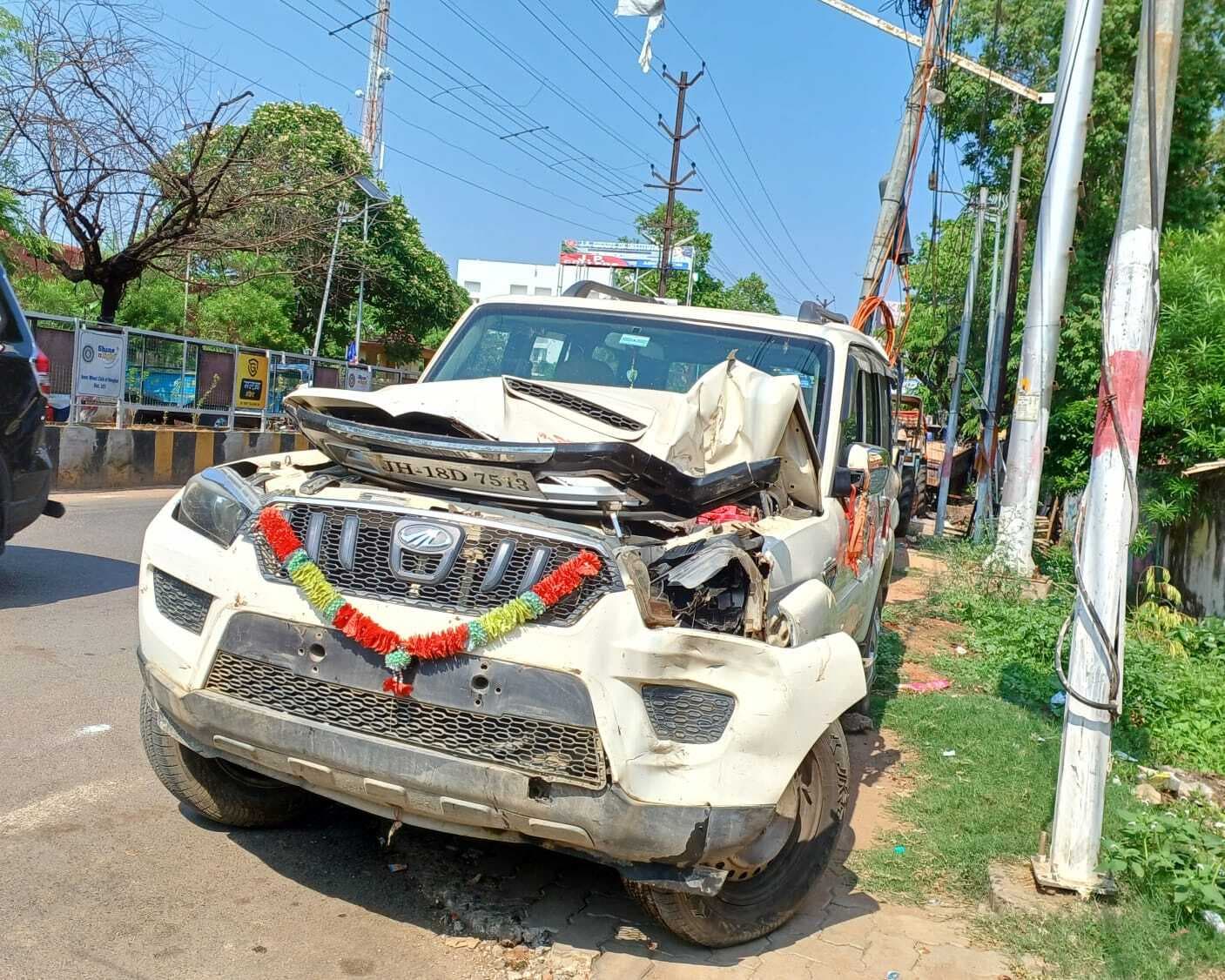 ठेला व ट्रैक्टर वाले को धक्का मारते हुए झोपड़ी में घुसा वाहन