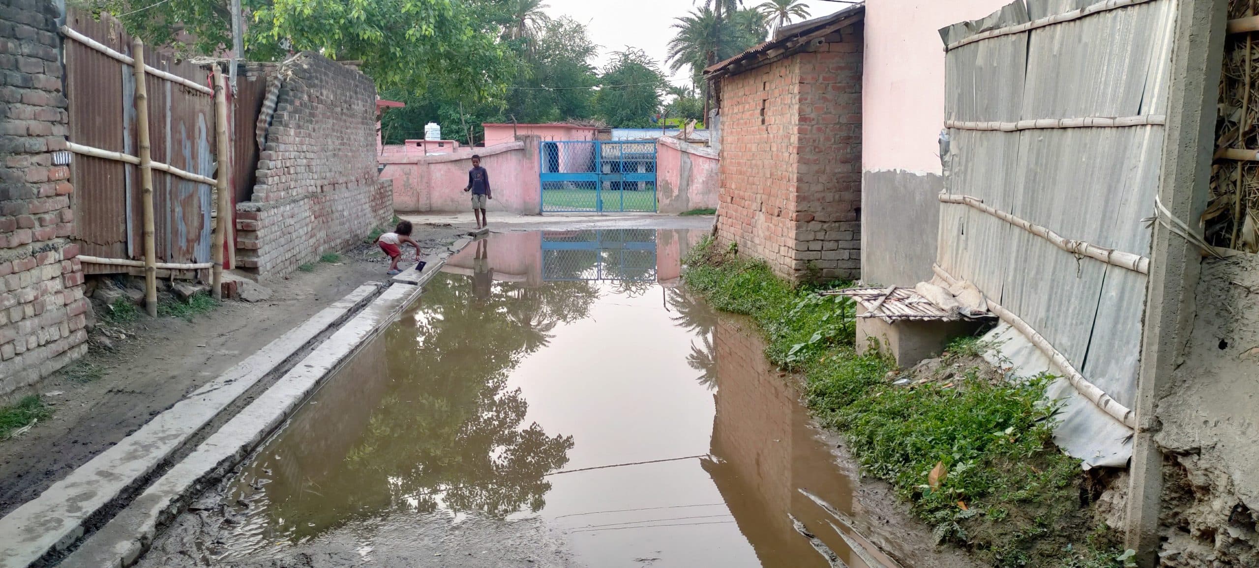 गंदे पानी से होकर स्कूल जाने को विवश हैं बच्चे
