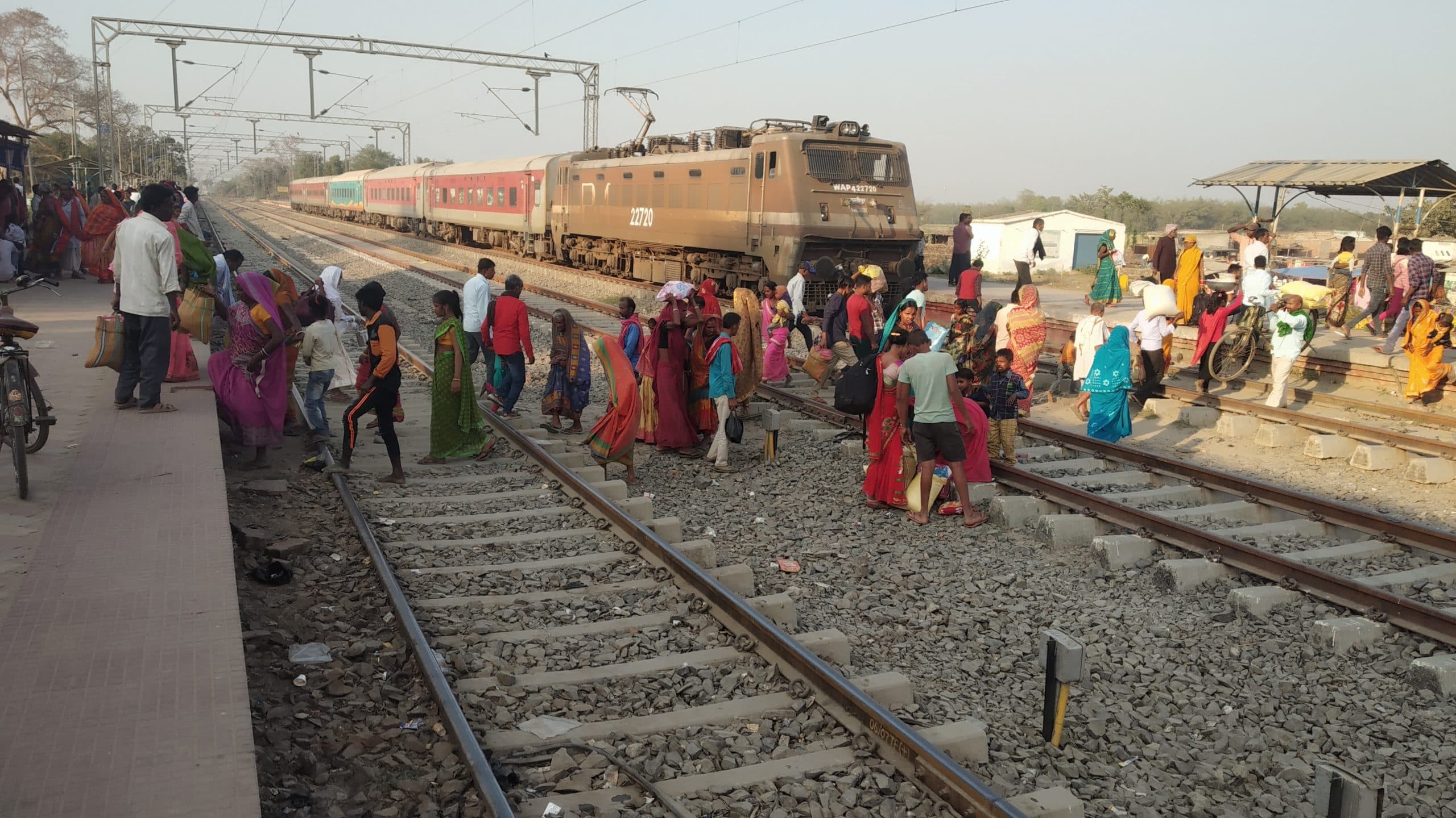 जान जोखिम में डालकर रेलवे लाइन पार करते हैं लोग, हो चुका है हादसा