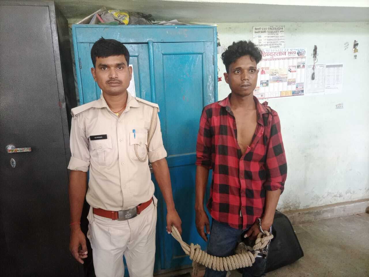 मृतक की पत्नी ने लगाया फंदे से लटकाकर हत्या करने का आरोप