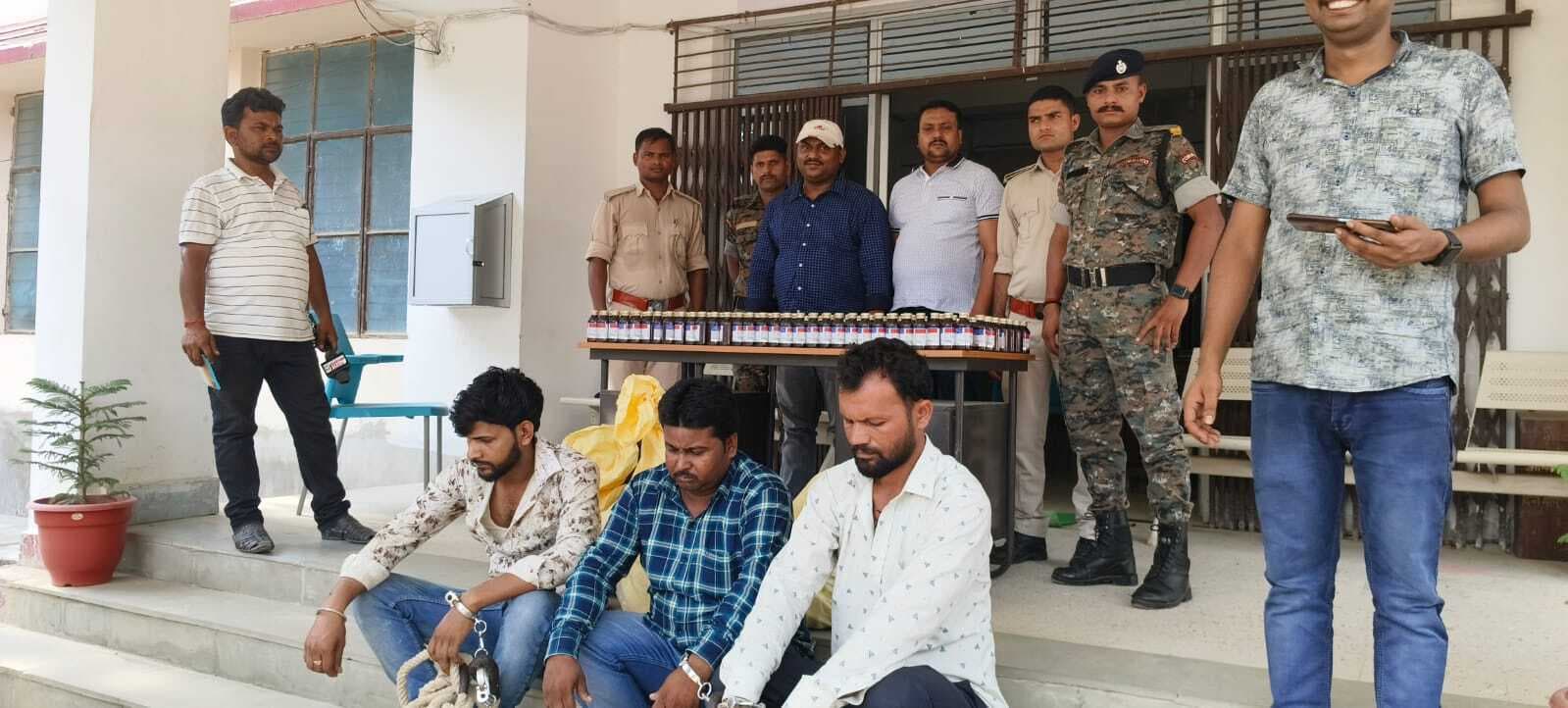 65 लीटर कोरेक्स लदा बेलोरो कार सहित दो तस्कर गिरफ्तार