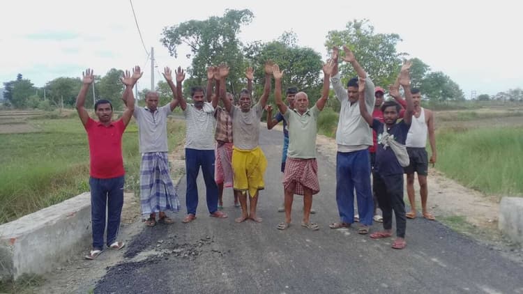घटिया सड़क निर्माण कार्य का ग्रामीणों ने किया विरोध
