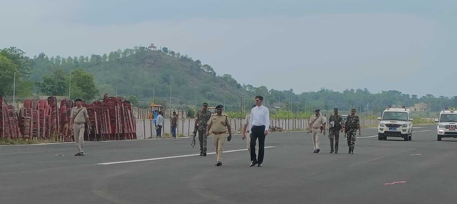 पीएम नरेंद्र मोदी दुमका एयरपोर्ट में 28 को करेंगे चुनावी सभा को संबोधित, डीआइजी-एसपी ने सुरक्षा व्यवस्था को लेकर लिया तैयारी का जायजा