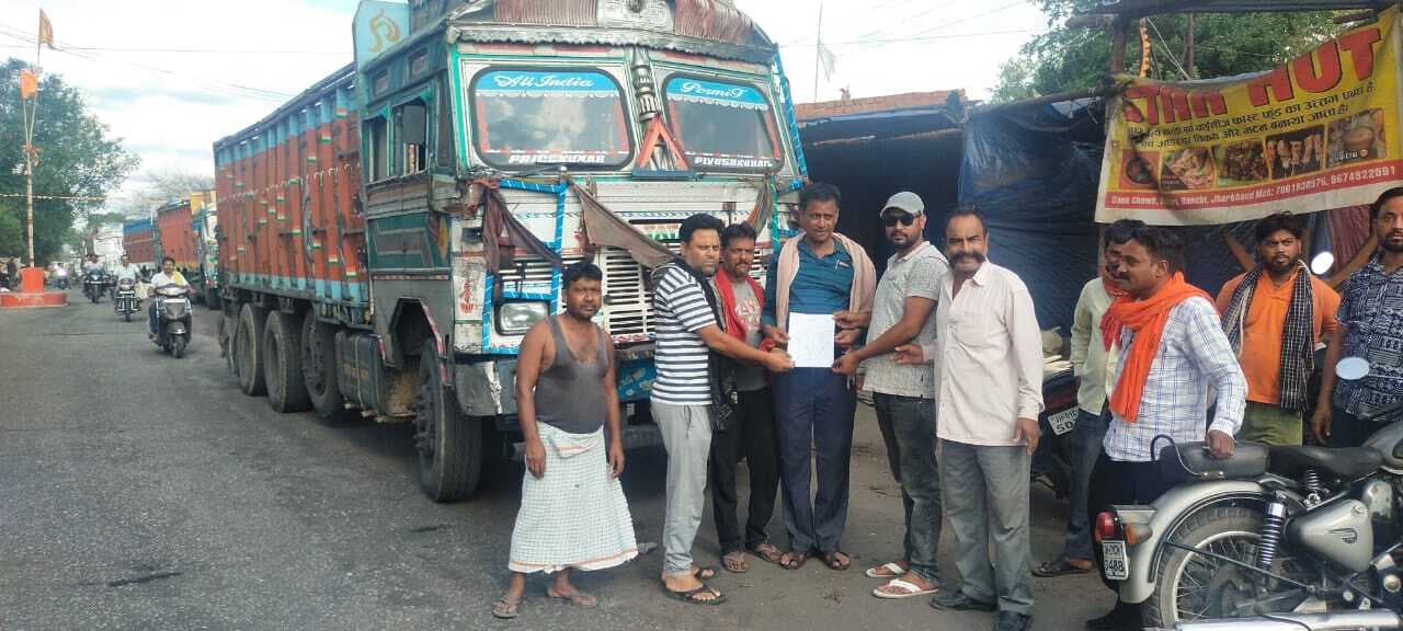 लोगों ने कोयला ट्रांसपोर्टिंग को रोका