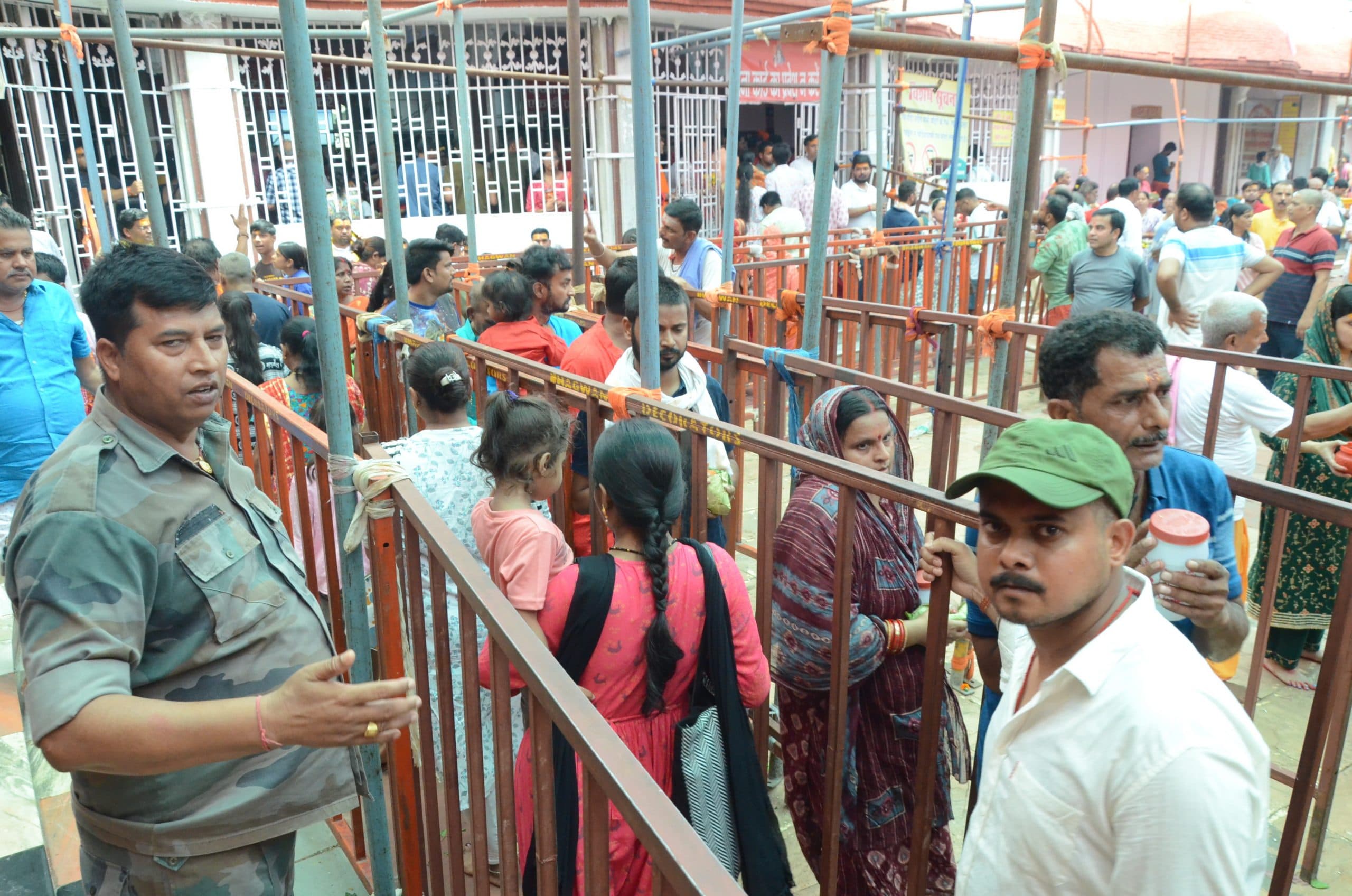 बाबा मंदिर : शीघ्रदर्शनम में दो, तो सामान्य कतार से पांच घंटे लगे पूजा करने में