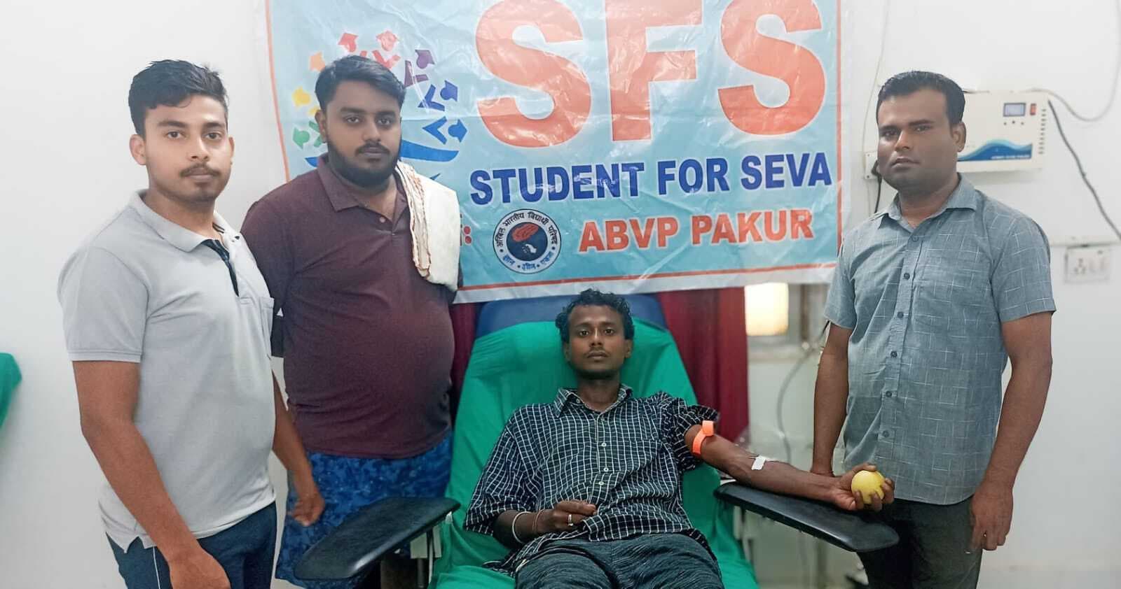 अभाविप के दो सदस्यों ने दो मरीजों के लिए किया रक्तदान