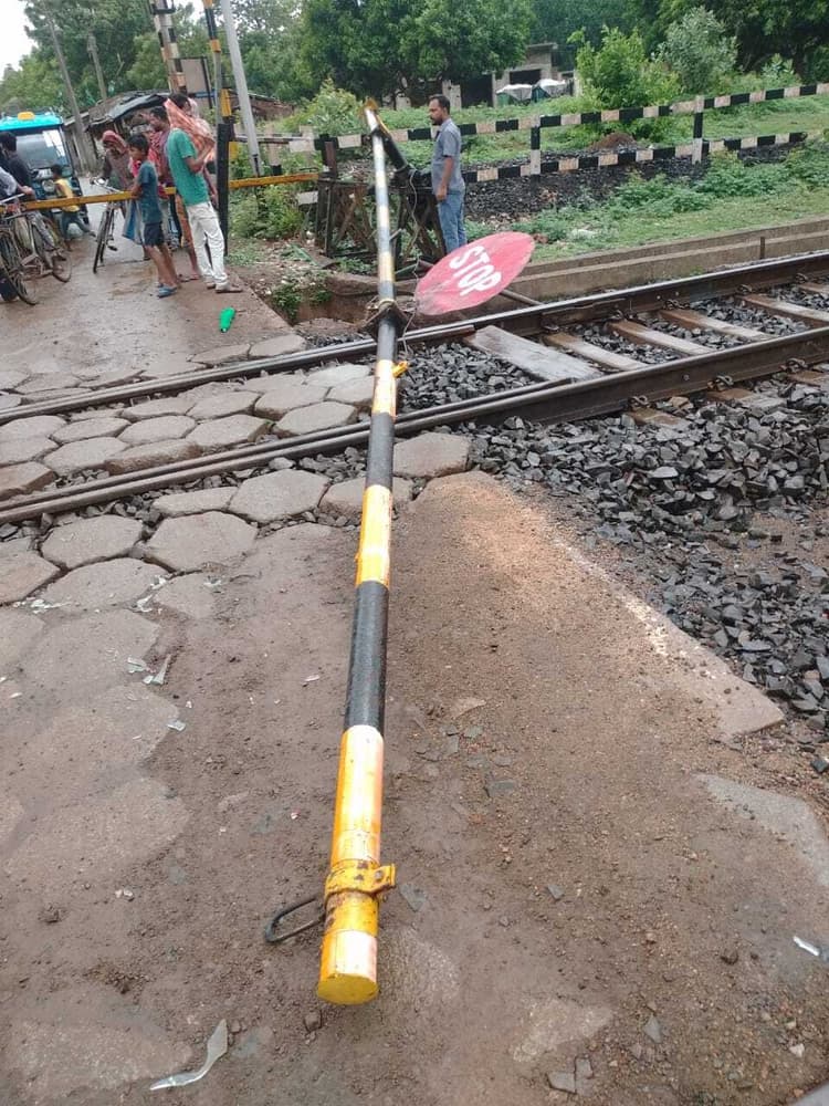 वाहन के धक्के से टूटा रेलवे फाटक का बूम, 10 मिनट तक रुकी रही बंदे भारत ट्रेन