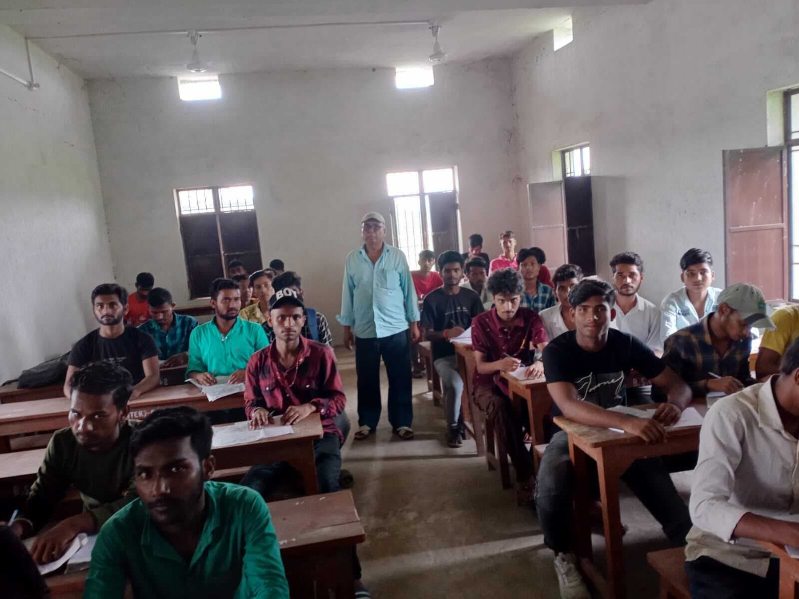 बीएस कॉलेज में इंटर कला की मासिक परीक्षा कदाचार मुक्त हो रही संचालित