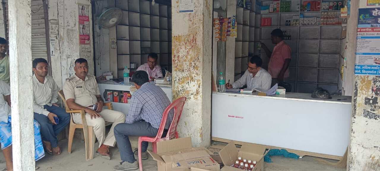 बहादुरगंज दरनियां हाट में अवैध दवा दुकान पर औषधि विभाग का छापा