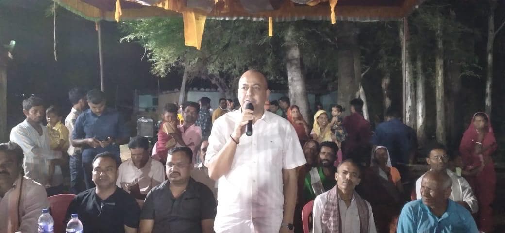 दहकते अंगारे पर नंगे पांव चल दिखायी आस्था