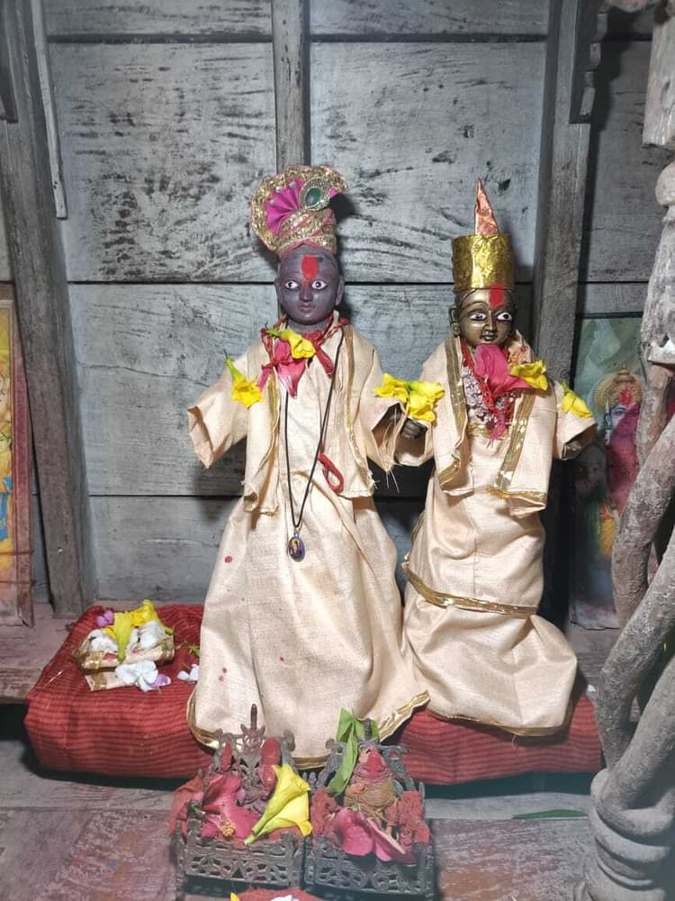 पताही में परसौनी कपूर मंदिर से मूर्ति की हुई चोरी