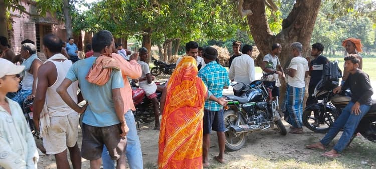 वोटर सूची में नाम कटने से नाराज ग्रामीणों ने किया हंगामा