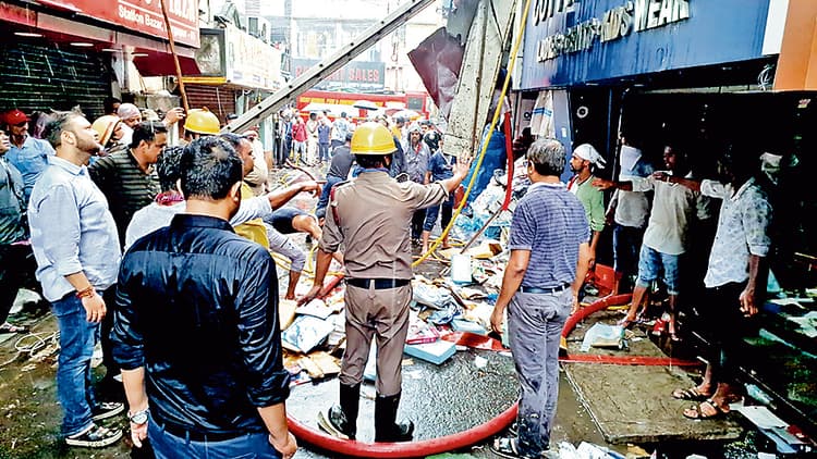 स्टेशन बाजार के गारमेंट शोरूम में लगी आग, लाखों का कपड़ा खाक
