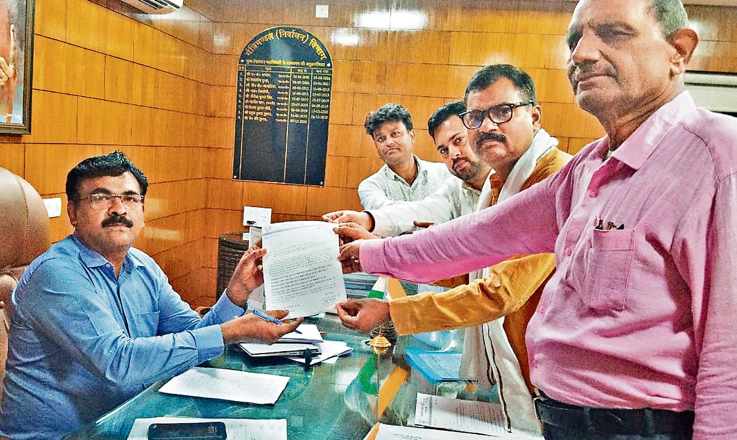 प्रदीप यादव के इंस्पेक्टर भाई दिलीप यादव के खिलाफ भाजपा फिर पहुंची चुनाव आयोग