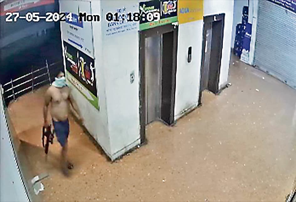 डीजे संचालक की हत्या के बाद फायरिंग करने वाला गश्ती दल के सामने से हो गया फरार डीजे संचालक की हत्या के बाद फायरिंग करने वाला गश्ती दल के सामने से हो गया फरार