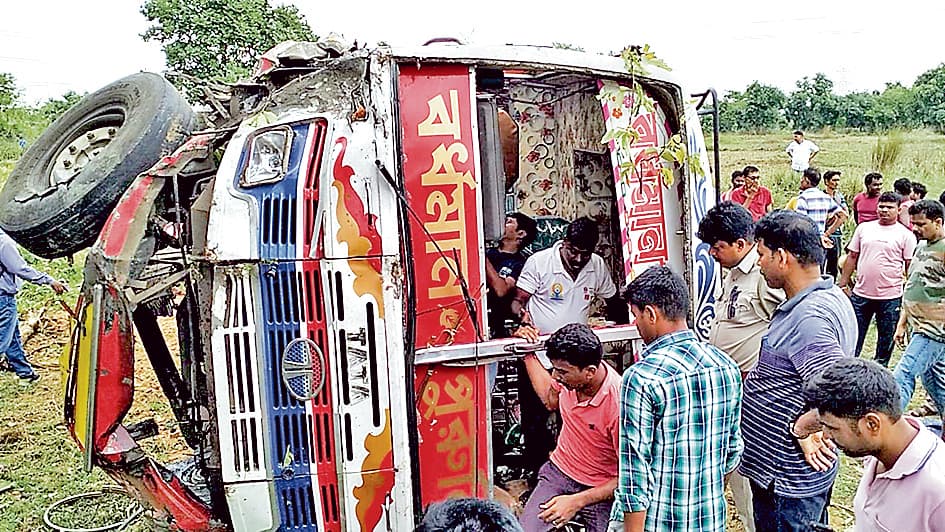 कार व बस की टक्कर में बस पलटी, कार चालक की मौत