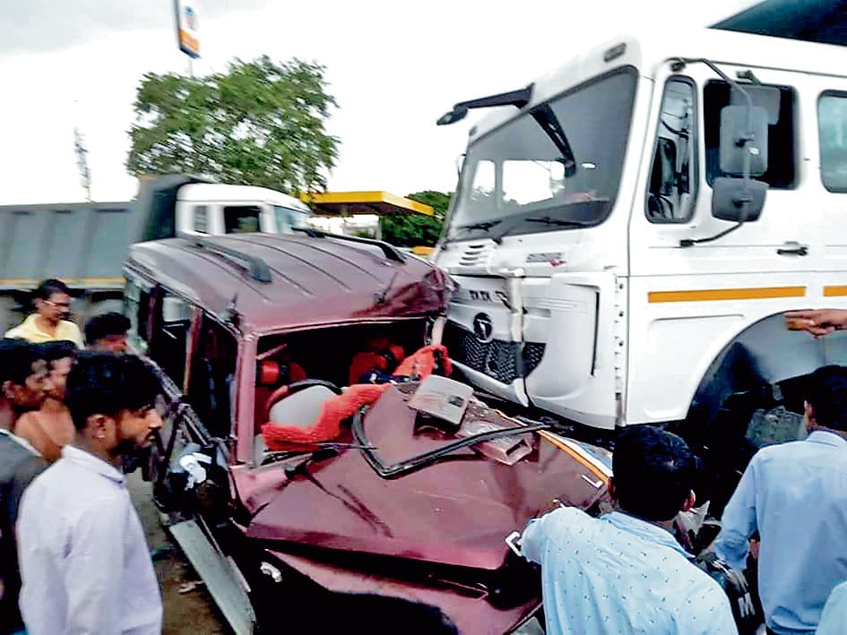 डंपर व एसयूवी में टक्कर, आठ लोग हुए जख्मी