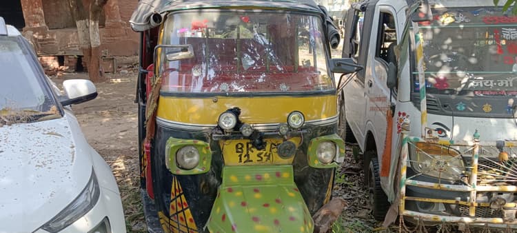 ऑटो के तहखाने से 70 लीटर विदेशी शराब जब्त, धंधेबाज गिरफ्तार