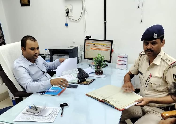 बैंक परिसर की सुरक्षा व्यवस्था का पुलिस ने लिया जायजा