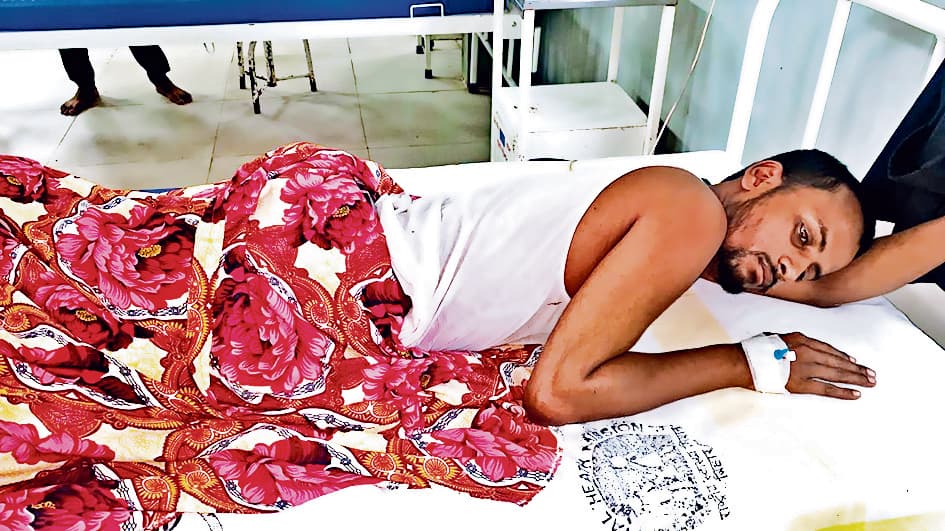 नगर आयुक्त ने कार्यपालक सहायक को डंडे से पीटा