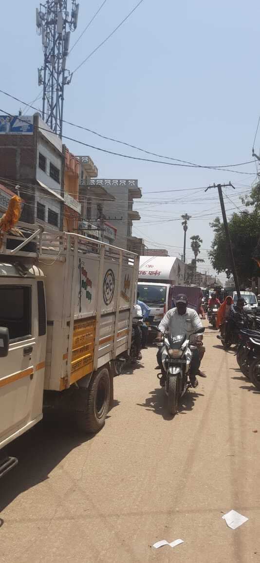 भीषण गर्मी में ढाका में लग रहे सड़क जाम से लोग परेशान