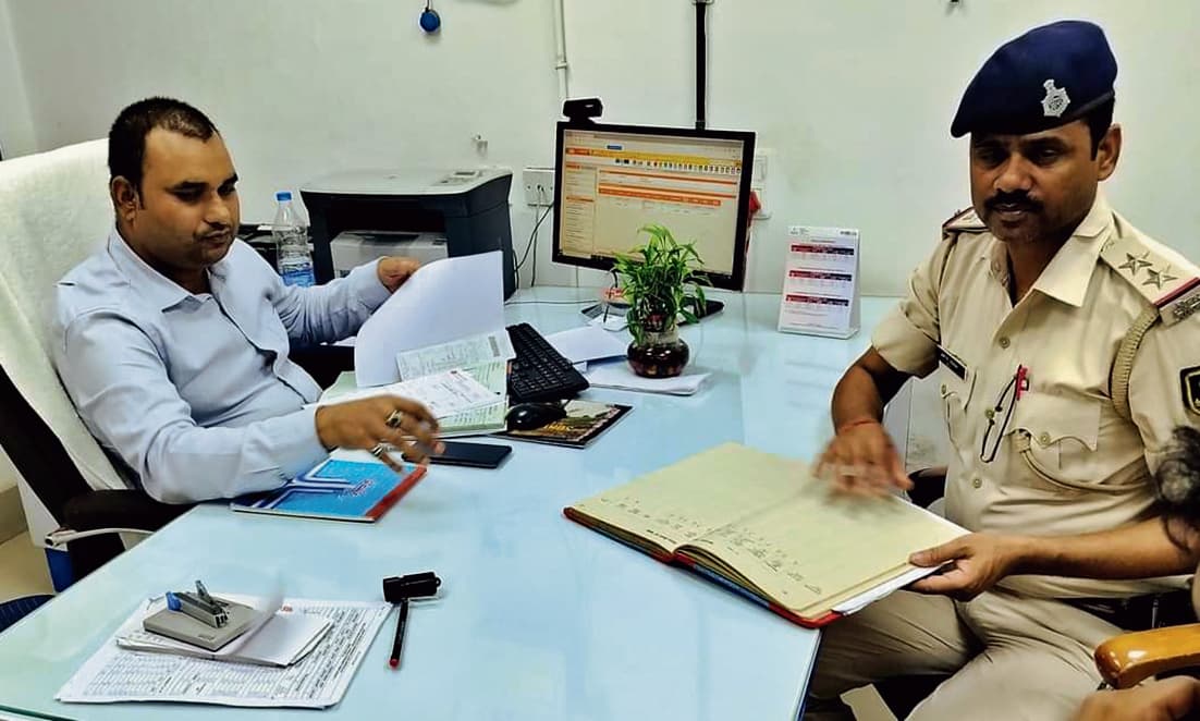 बैंक परिसर की सुरक्षा व्यवस्था का पुलिस ने लिया जायजा