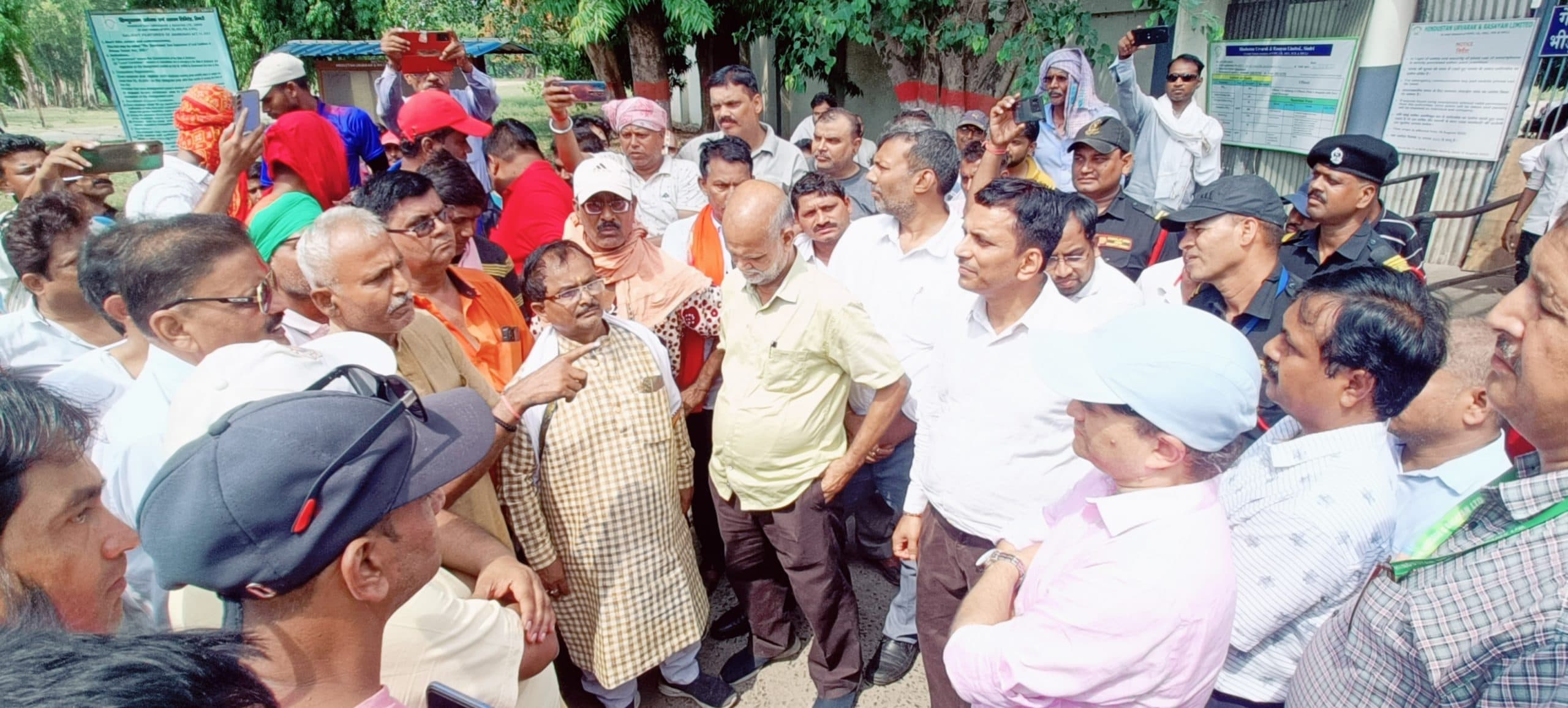 बिजली-पानी के स्थायी समाधान के लिए सिंदरीवासियों ने किया हर्ल गेट जाम