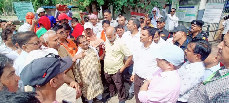 बिजली-पानी के स्थायी समाधान के लिए सिंदरीवासियों ने किया हर्ल गेट जाम