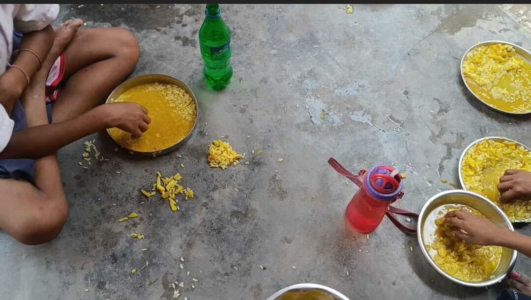 उमवि गिलहाबाड़ी में मध्याह्न मीनू के अनुरूप नहीं, गर्मी में टीन शेड के नीचे पढ़ने को विवश छात्राएं