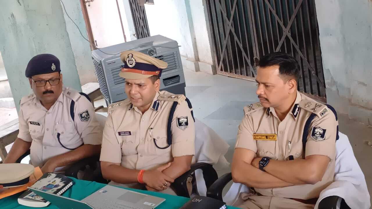 आइजी व एसएसपी पहुंचे अतरी, चुनाव की तैयारियों का लिया जायजा