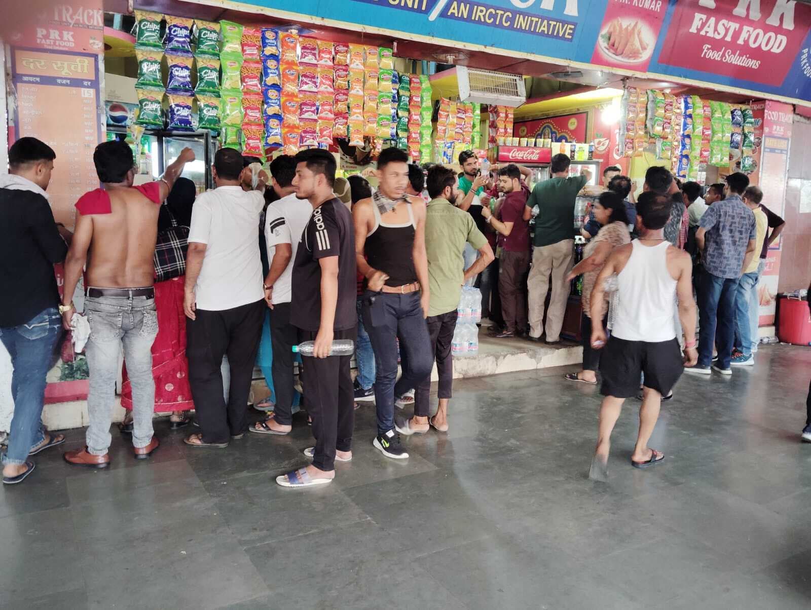 शिप्रा एक्सप्रेस के आते ही पानी के लिए यात्रियों में मची आपाधापी