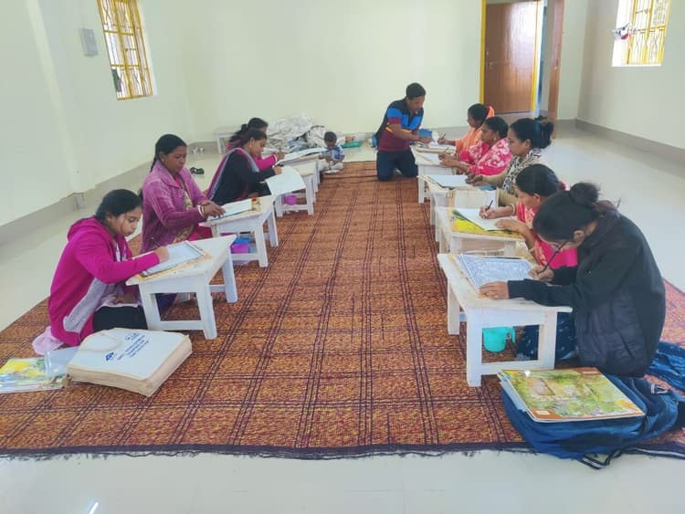 आरएसपी के प्रशिक्षण कार्यक्रम में पारंपरिक पट्टचित्र कला का प्रशिक्षण ले रहीं ग्रामीण महिलाएं
