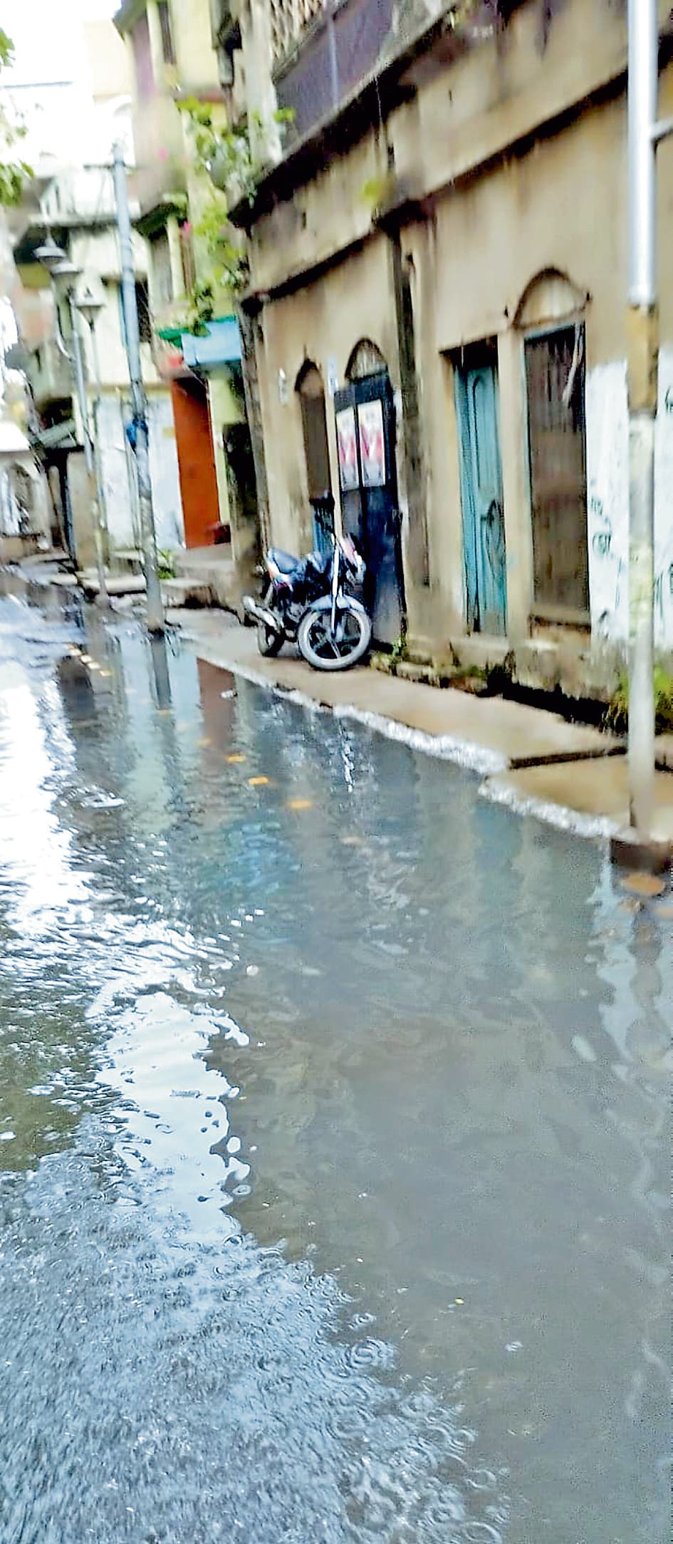 अब भी हावड़ा के कई इलाकों में भरा हुआ है पानी