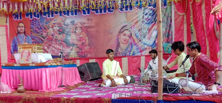 ब्राह्मण टोला में श्रीमद् भागवत में जुटी भीड़