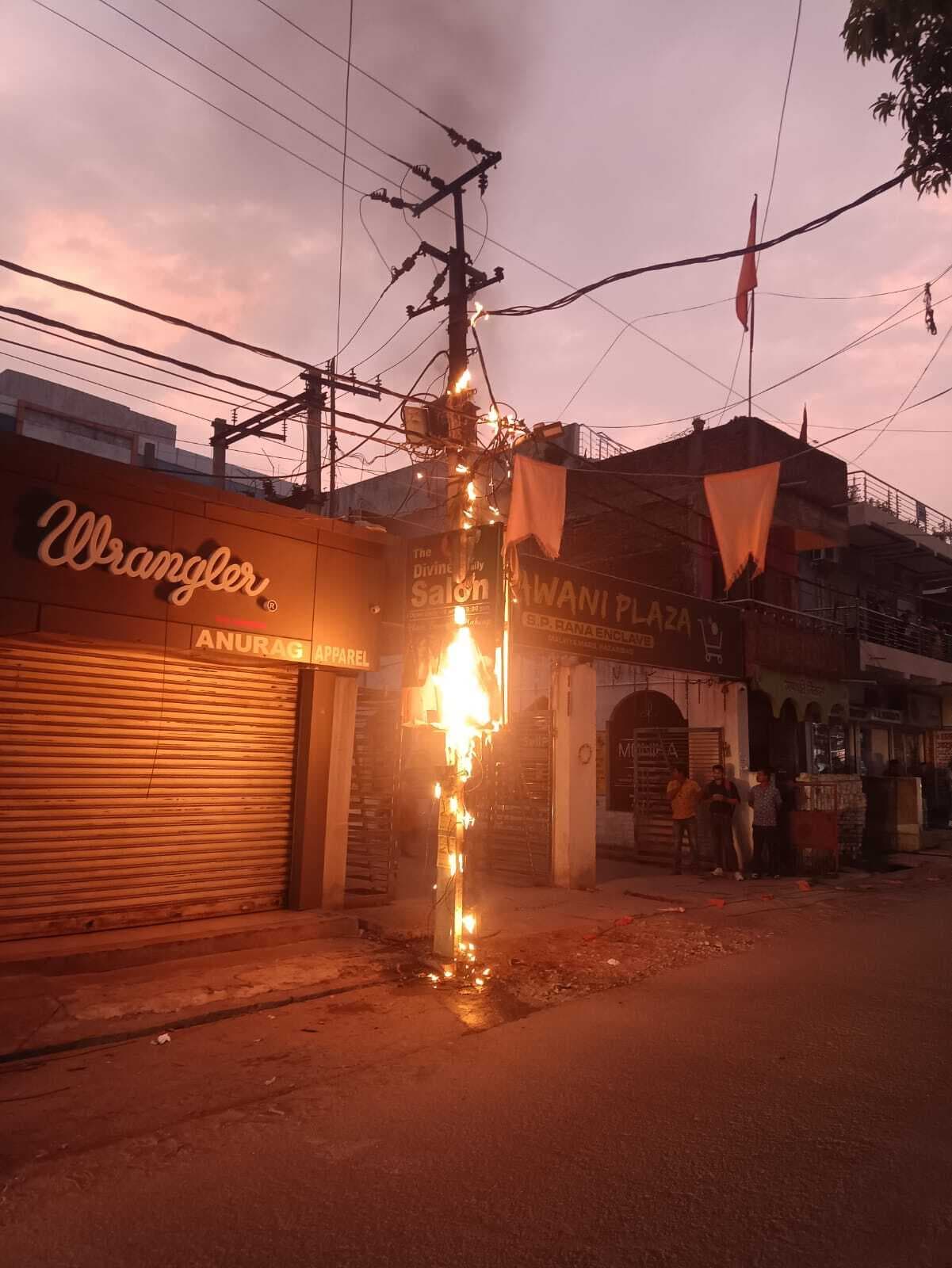 जिले में कई जगहों पर ट्रांसफाॅर्मर और पोल में लगी आग