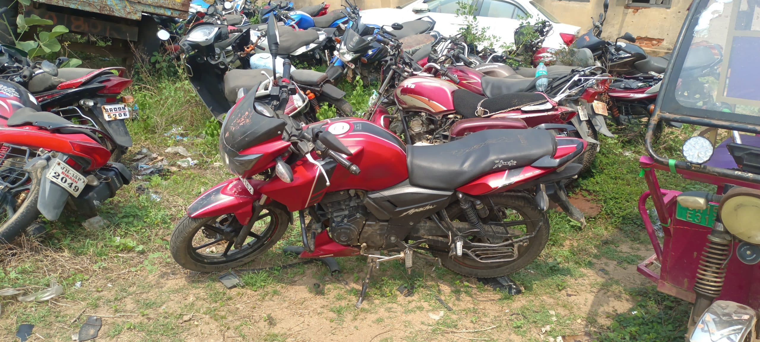 दुकानदार से छीनी हुई बाइक बटिया से बरामद, बदमाशों की तलाश जारी