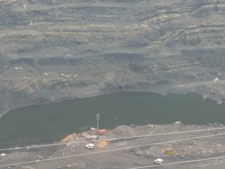 खदान में भरा पानी,15 दिनों से कथारा कोलियरी में उत्पादन ठप